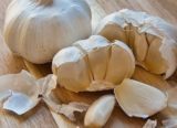 Шелуха чеснока на вес золота: жаль, раньше не начала её собирать