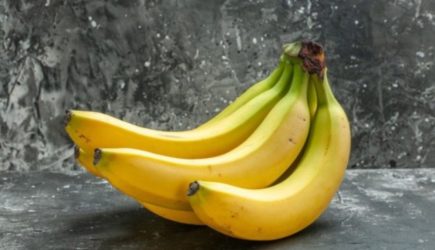 Почему опасно чистить бананы не помыв их: важное предостережение для здоровья