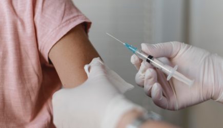 Врач раскрыл всю правду о прививках