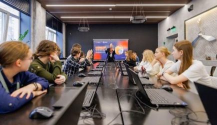 Стала известна средняя зарплата учителей и&nbsp;врачей в&nbsp;России