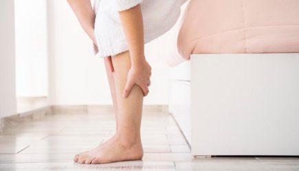 Врач объяснила, почему по утрам отекают лицо и ноги &mdash; и это не болезнь