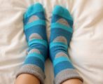 Нужно ли ложиться спать в носках: ответ шокирует