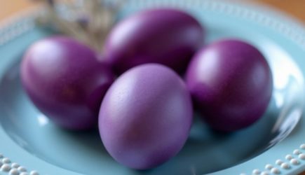 Сливовый цвет без химии: красьте пасхальные яйца аптечной травой