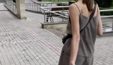 В сети восхитились ягодицами посетительницы кофейни