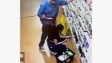 Таинственный извращенец прижался пенисом к уху женщины в магазине и сбежал