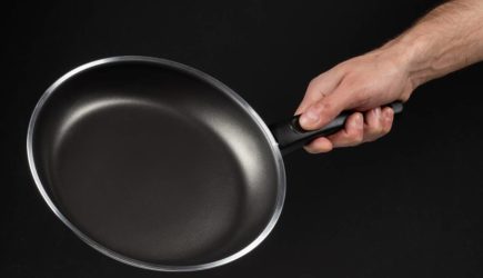 Россиянин сделал скрутку из сковородок и побил мировой рекорд