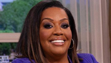 51-летняя британская телезвезда закрутила роман с молодым россиянином