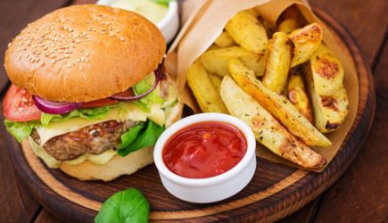 Ученые выяснили, как жирная еда убивает защитников кишечника