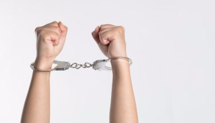 Звезду социальных сетей задержали за торговлю людьми