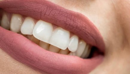 Ученые назвали ягоду, которая защищает зубы от кариеса