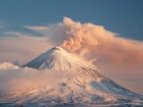 Спутники обнаружили, как активный вулкан на Камчатке топит снег изнутри