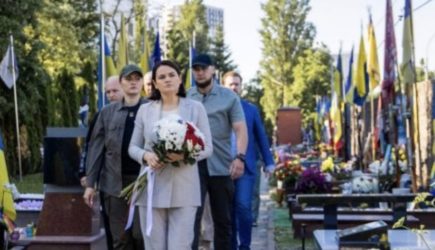 Светлана Тихановская прибыла в Киев и посетила могилу наёмницы