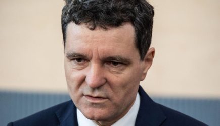 Президент Румынии прервал визит в Армению из-за вотума недоверия правительству