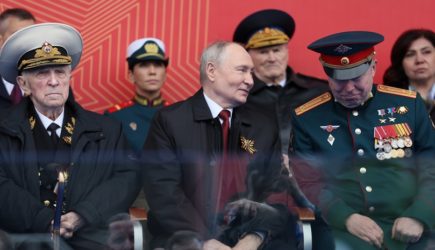 Ветеран передал на параде Путину конверт