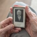 Многие делают это с фото умерших — а зря! Вот чем все обернется