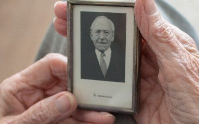 Многие делают это с фото умерших — а зря! Вот чем все обернется