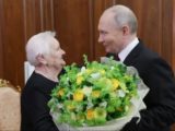 Личный жест: Владимир Путин заехал за своей первой учительницей на Арбат