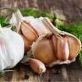 Чеснок оказался мощным оружием на даче: вот как применяют