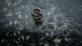 Легендарный актер спустя 28 лет вдруг бросился в ноги бывшей жене