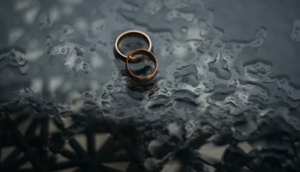 Легендарный актер спустя 28 лет вдруг бросился в ноги бывшей жене