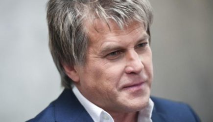 Популярному в&nbsp;90-х певцу официально запретил выступать лечащий врач