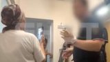 Пара российских пенсионеров забаррикадировалась в проданной квартире с ножом