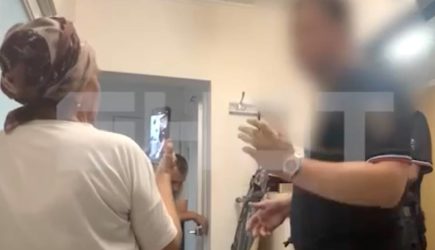 Пара российских пенсионеров забаррикадировалась в проданной квартире с ножом