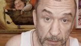 Похудевший на 80 килограммов артист &laquo;Кривого зеркала&raquo; показал волосы после пересадки