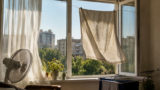 Мокрое полотенце у окна в жару: в каких условиях простой лайфхак даёт прохладу, а когда незаметно превращает комнату в баню