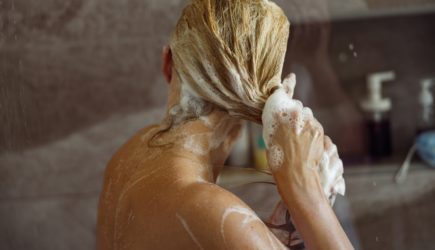 Kак часто нужно мыть волосы летом
