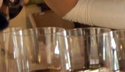 Летний алкоголь повышает риск аритмий, инсульта и теплового удара