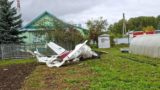 Появилось фото рухнувшего в огород частного дома в России самолета