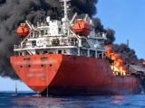 Танкер с 750 тысячами баррелей нефти загорелся после взрыва в Ормузе